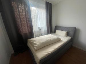 ハノーファーにあるCity Group Apartmentの窓のある部屋にある小さなベッド