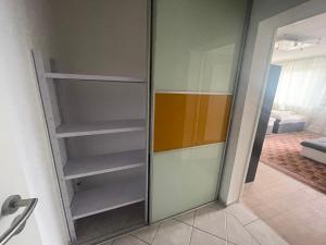 ハノーファーにあるCity Group Apartmentのガラス戸付きのウォークインクローゼット +2枚の写真