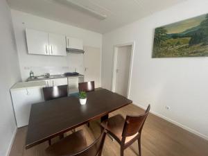 ハノーファーにあるCity Group Apartmentのテーブルと椅子のあるキッチンとダイニングルーム