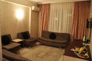 un soggiorno con due sedie e un tavolo di Divaisib Termal Resort Hotel & Spa a Kozaklı