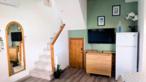 Telewizja i/lub zestaw kina domowego w obiekcie Oscar´s chillout house by the beach
