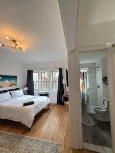 Giường trong phòng chung tại Highfalls Studio Retreattv Kitchen Rochester D