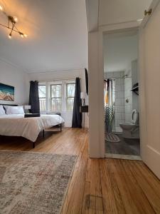 Giường trong phòng chung tại Highfalls Studio Retreattv Kitchen Rochester D +18 ảnh