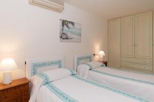 2 camas en un dormitorio con paredes blancas en Casa Acqua e Pietra by Wonderful Italy, en Casa Tamponi