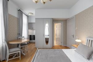 Postel nebo postele na pokoji v ubytování Roze Kūrmājas Residence