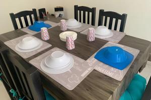 a wooden table with hats and plates on it at Casa acogedora en Chetumal in Chetumal