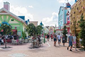 a group of people walking down a street in a amusement park at Apartament Bulwary 7 in Oświęcim