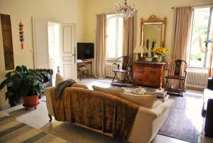 a living room with a couch and a mirror at B&B Coup de Coeur in Bram