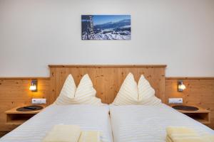 Postel nebo postele na pokoji v ubytování Gasthof Jandlalm