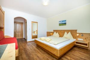 Postel nebo postele na pokoji v ubytování Gasthof Jandlalm