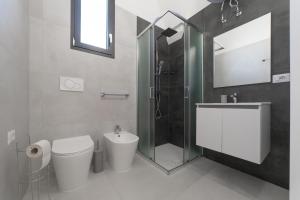 une salle de bain avec toilettes, douche et lavabo dans l'établissement Nara Apartments 2 - Private Jacuzzi, à Tricase