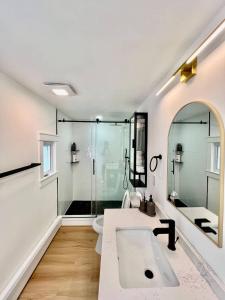Ένα μπάνιο στο NEW cozy getaway near Mt Monadnock with hot tub