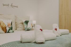 Una cama blanca con almohadas blancas. en Ocean Blue Dream, en Breña Baja