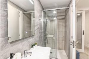 Un baño con ducha, lavabo y espejo. en Ocean Blue Dream, en Breña Baja 13 fotos más