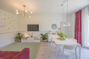 a living room with a white table and chairs at Appartamenti Villa Andrea in Garda