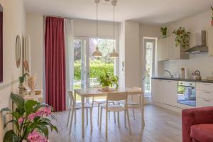 a kitchen and dining room with a table and chairs at Appartamenti Villa Andrea in Garda