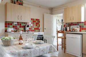 Kuchyň nebo kuchyňský kout v ubytování No 3 , Sparham Hall - Norfolk Cottage Agency