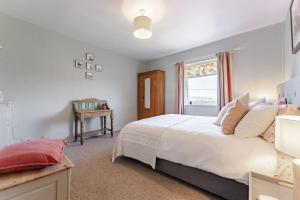 Postel nebo postele na pokoji v ubytování No 3 , Sparham Hall - Norfolk Cottage Agency