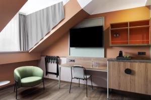 Telewizja i/lub zestaw kina domowego w obiekcie Mayburg Salzburg, a Tribute Portfolio Hotel