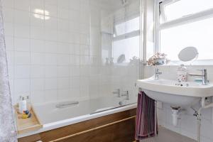 Koupelna v ubytování No 3 , Sparham Hall - Norfolk Cottage Agency + 14 fotografií