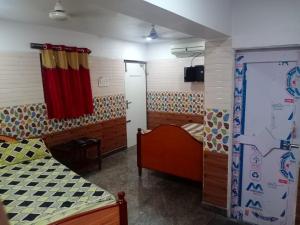 Ένα ή περισσότερα κρεβάτια σε δωμάτιο στο PPH LIVING Mahalaksmi Lodging