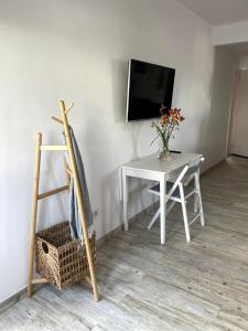 Μια τηλεόραση ή/και κέντρο ψυχαγωγίας στο Spacious Studio in Sunny Villa Minutes to Beach