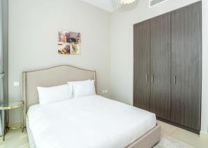 Postel nebo postele na pokoji v ubytování HomesGetaway - Sophisticated 3BR with Maids Room in Downtown