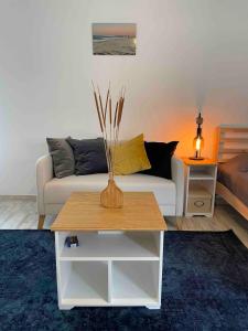 Χώρος καθιστικού στο Spacious Studio in Sunny Villa Minutes to Beach