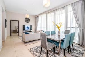 TV a/nebo společenská místnost v ubytování HomesGetaway - Sophisticated 3BR with Maids Room in Downtown