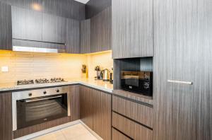 Kuchyň nebo kuchyňský kout v ubytování HomesGetaway - Sophisticated 3BR with Maids Room in Downtown