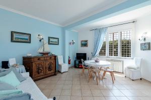 TV a/nebo společenská místnost v ubytování Villino dei Coralli