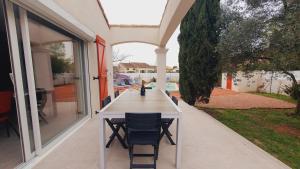 Patio nebo venkovní prostory v ubytování Villa Carole 15min des plages - Piscine Wi-Fi Clim - ROSSIconciergerie - Linge inclus