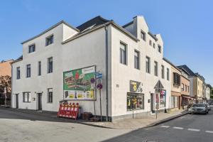 クレーフェにあるMonteur Wohnung Kleve KL10 - Innenstadtの通りの角にある白い建物