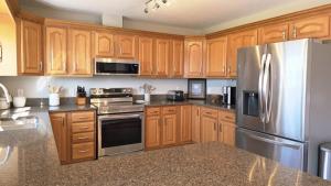 Η κουζίνα ή μικρή κουζίνα στο Summerside Cape on Crooked Lake ---Waterfront-Sunsets-Sleeps 12