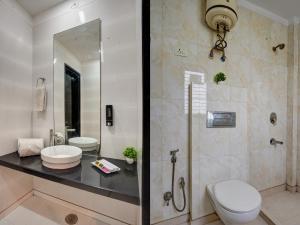 Ένα μπάνιο στο Hotel White House - Vasundhara +16 φωτογραφίες