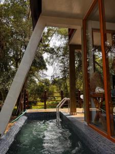 Bazén v ubytování Wilpattu Safari Resort nebo v jeho okolí