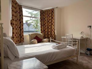 a bedroom with a bed and a window at Spacious 4-Bedrooms Solihull Home ideal for Contractors in Solihull