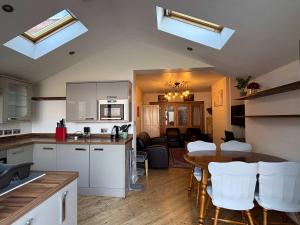 Dapur atau dapur kecil di Spacious 4-Bedrooms Solihull Home ideal for Contractors