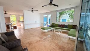 a living room with a couch and a table at Cabaña Costa de Oro in San Antero