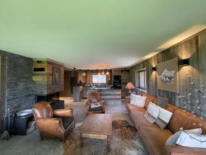 un salon avec un canapé et des chaises dans l'établissement Duplex 11 pers. au centre de Crest-Voland, cheminée, ski-room, wifi, non fumeurs - FR-1-733-36, à Crest-Voland