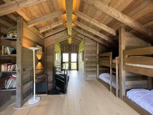 une chambre avec des lits superposés dans une cabane en rondins dans l'établissement Duplex 11 pers. au centre de Crest-Voland, cheminée, ski-room, wifi, non fumeurs - FR-1-733-36, à Crest-Voland