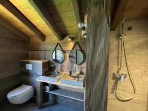 La salle de bains est pourvue de 2 lavabos, d'une douche et de toilettes. dans l'établissement Duplex 11 pers. au centre de Crest-Voland, cheminée, ski-room, wifi, non fumeurs - FR-1-733-36, à Crest-Voland 15 autres photos