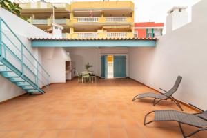 ein leerer Balkon eines Gebäudes mit Stühlen und einem Tisch in der Unterkunft Global Properties, Les Villetes - La Torre in Moncófa