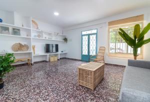 ein Wohnzimmer mit einem Stuhl und einer Pflanze in der Unterkunft Global Properties, Les Villetes - La Torre in Moncófa