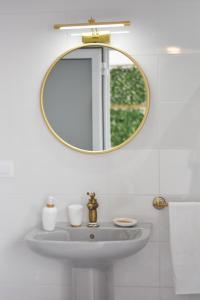 ein Badezimmer mit Waschbecken und Spiegel in der Unterkunft Global Properties, Les Villetes - La Torre in Moncófa + 35 Fotos