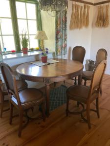 Un comedor con mesa y sillas de madera. en Tôlluste Villa, en Tõlluste