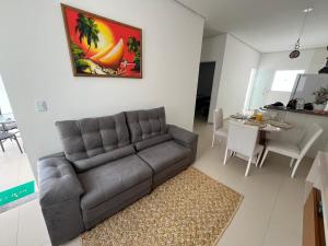 巴雷里尼亚斯Casa Borges Lençóis的带沙发的客厅和餐厅 更多3张照片