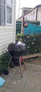 una griglia a carbone posizionata su un patio accanto a una casa di Beautiful Mobile Home a Tralee