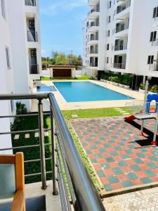 ein Swimmingpool mitten in einem Gebäude in der Unterkunft Three bedroom in aqua nyali in Mombasa