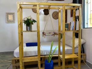 Postel nebo postele na pokoji v ubytování The Pallet Nook, Cozy Studio in Kilifi